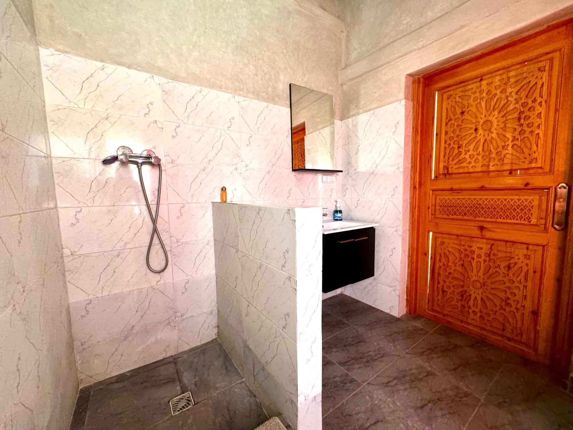 Jenny Lynn Hotel Tazrou Bagian luar foto