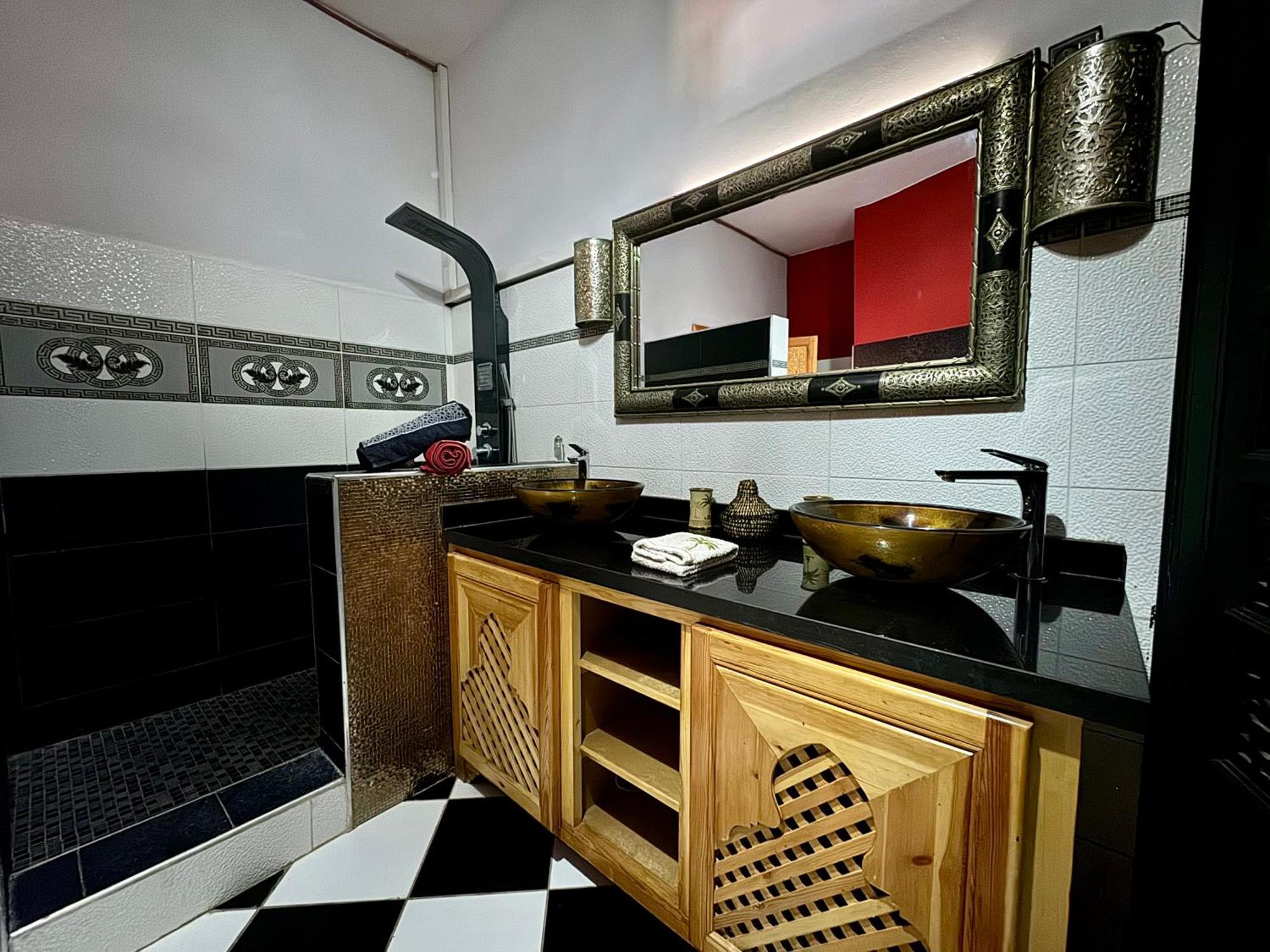 Jenny Lynn Hotel Tazrou Bagian luar foto
